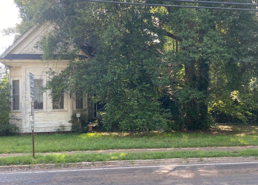 A dilapidated house was the topic of discussion at last week’s aldermen meeting. The house is at the corner of Holland and Jefferson in the Philadelphia Historic District.